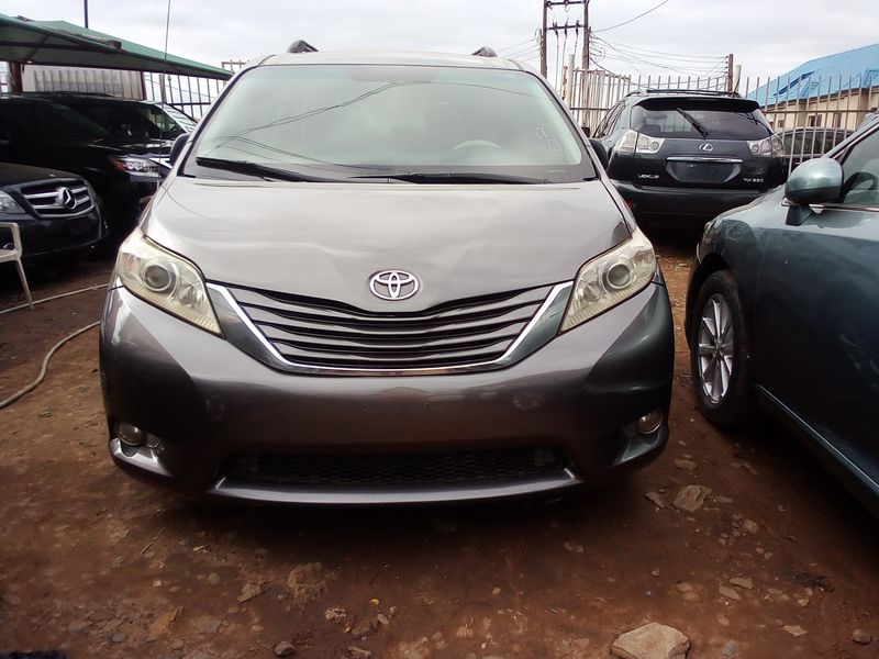 Toyota Sienna • 2012 • 10,000 km 2