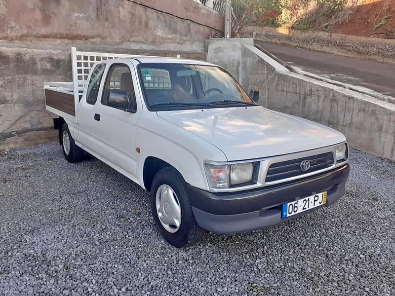 Toyota Hilux • 2000 • 239,000 km 1