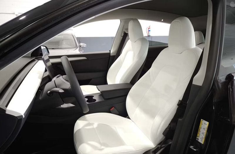 Tesla Model Y • 2023 • 39,514 km 9