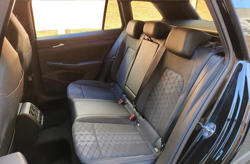 Volkswagen Golf Variant • 2024 • 12,440 km 8