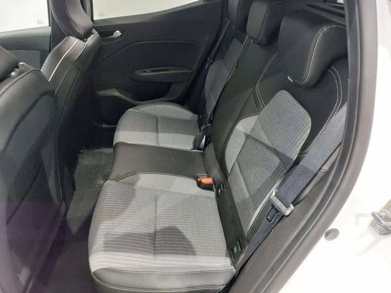 Renault Clio • 2024 • 11,000 km 9