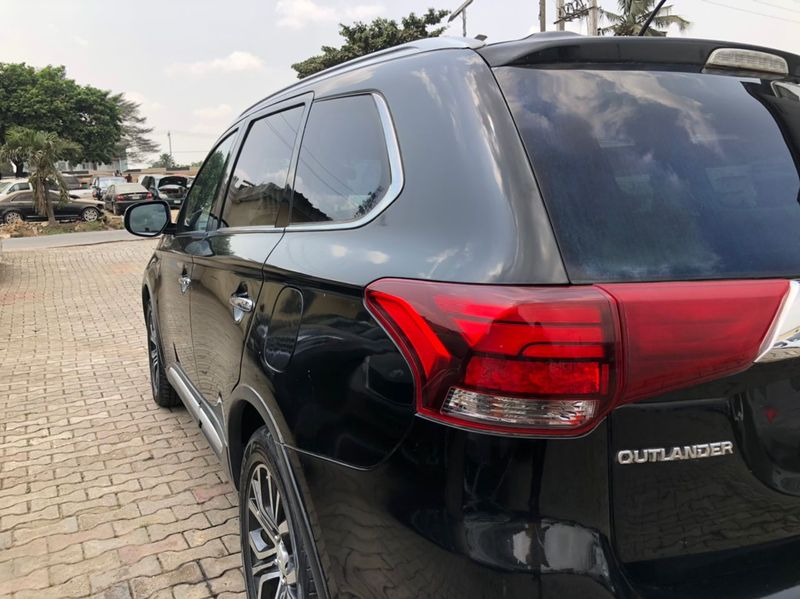 Mitsubishi Outlander • 2018 • 50,000 km 3