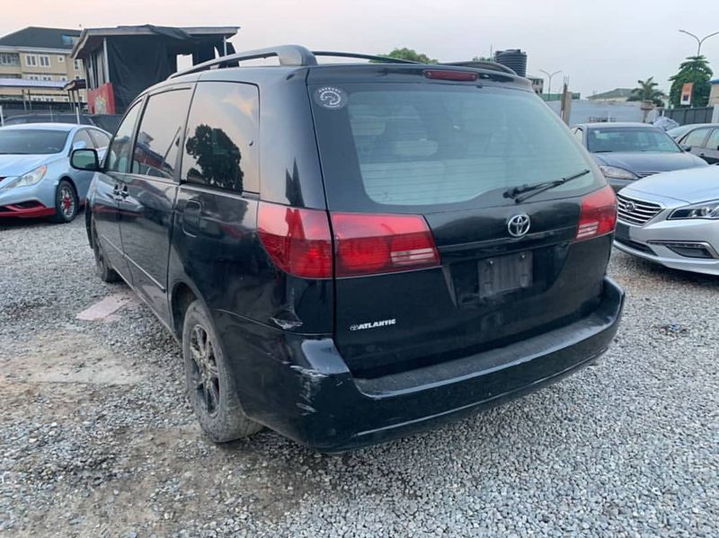 Toyota Sienna • 2005 • 106,354 km 4