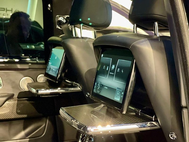 Rolls-Royce Cullinan • 2021 • 48,600 km 12