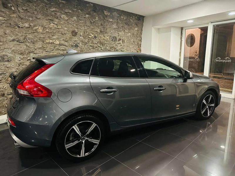 Volvo V40 • 2019 • 90,000 km 5