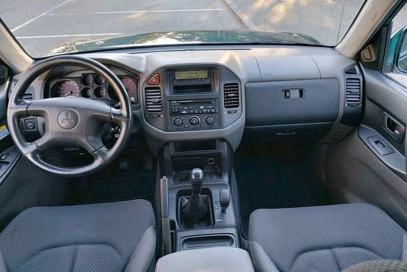 Mitsubishi Pajero • 2000 • 90,000 km 3