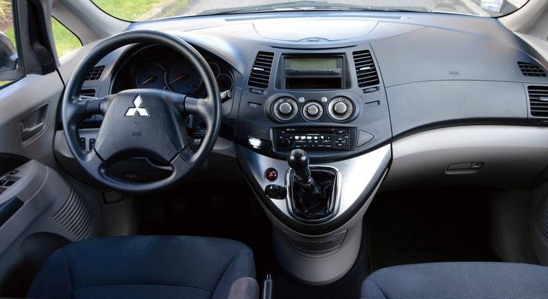 Mitsubishi Grandis • 2006 • 90,000 km 4