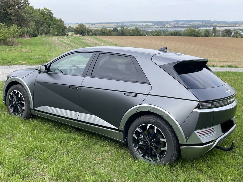 Hyundai Ioniq Electric • 2022 • 18,500 km 3