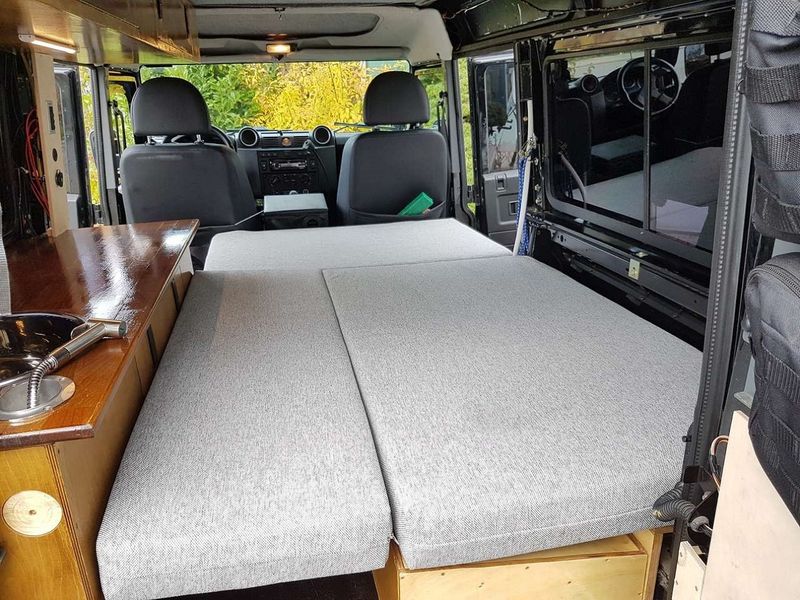 Land Rover Defender • 2007 • 209,200 km 2