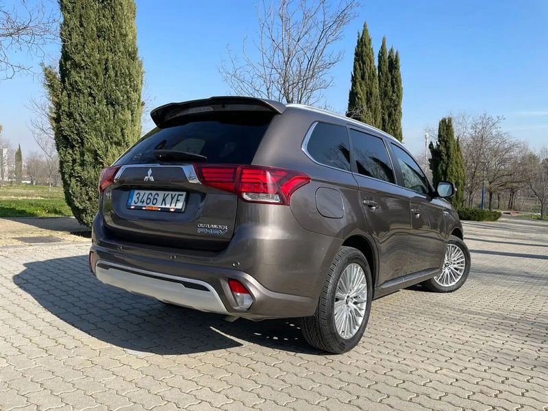 Mitsubishi Outlander • 2019 • 145,000 km 2