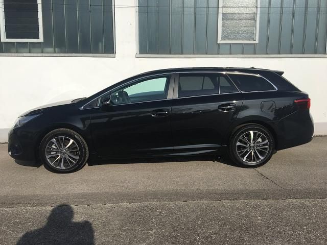 Toyota Avensis • 2017 • 88,000 km 10