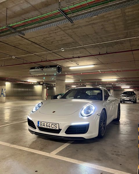 Porsche 911 Carrera • 2015 • 80,000 km 2