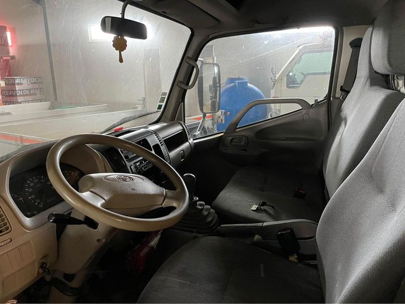 Toyota Dyna • 2004 • 90,000 km 2