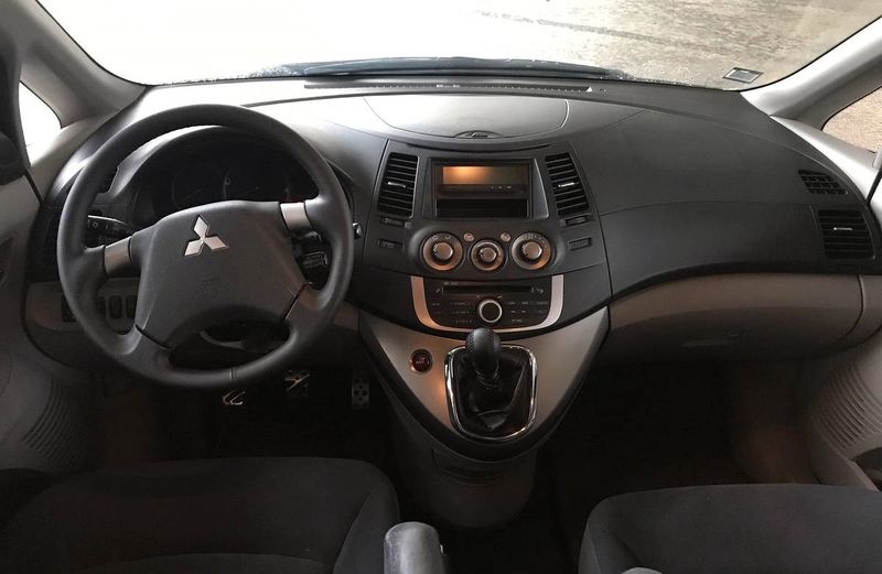 Mitsubishi Grandis • 2009 • 200,000 km 3