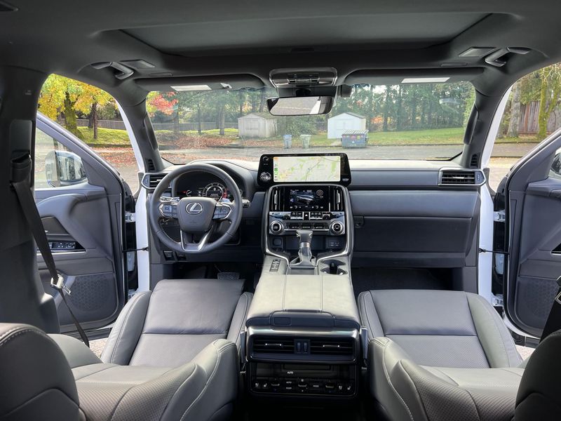 Lexus LX • 2022 • 30,192 km 4