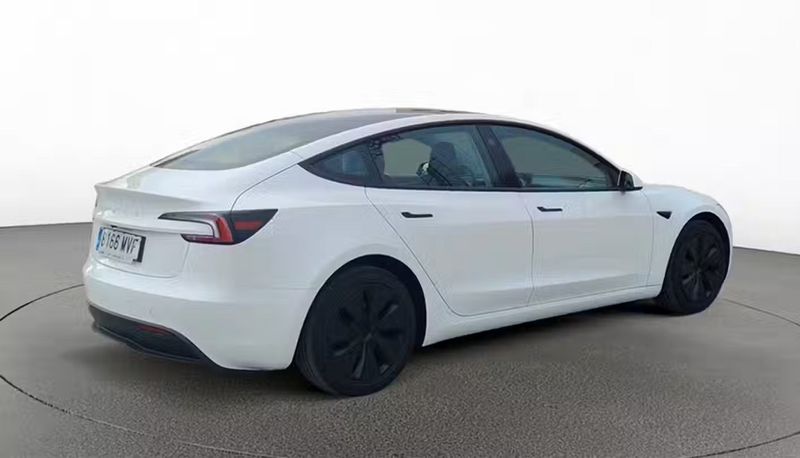 Tesla Model 3 • 2024 • 15,418 km 4