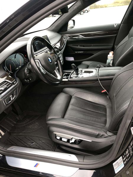 BMW 7 • 2016 • 110,000 km 7