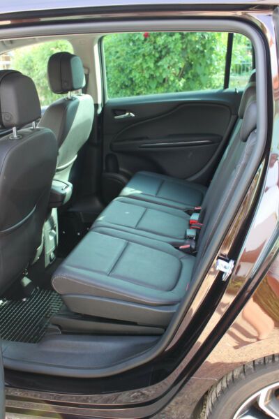 Opel Zafira • 2016 • 82,755 km 10