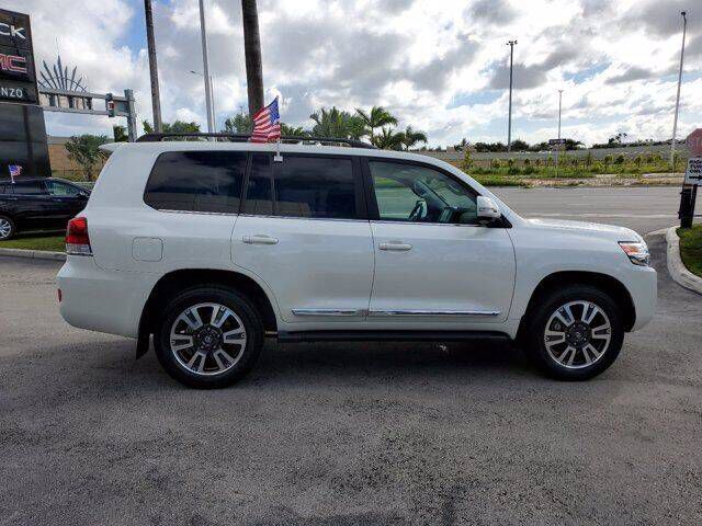 Toyota Land Cruiser • 2019 • 3,045 km 2