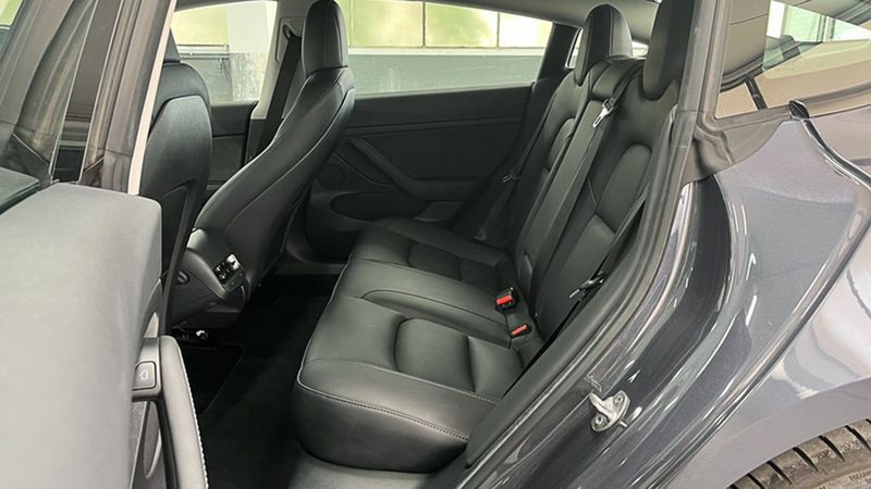 Tesla Model 3 • 2021 • 29,712 km 5