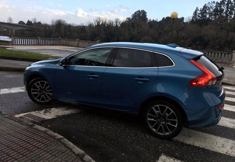 Volvo V40 • 2015 • 120,000 km 6