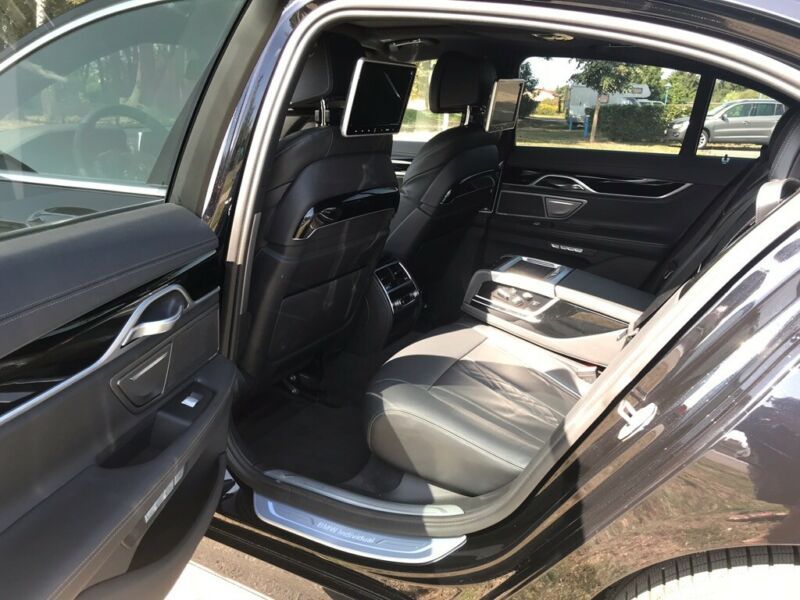 BMW 7 • 2016 • 80,786 km 12