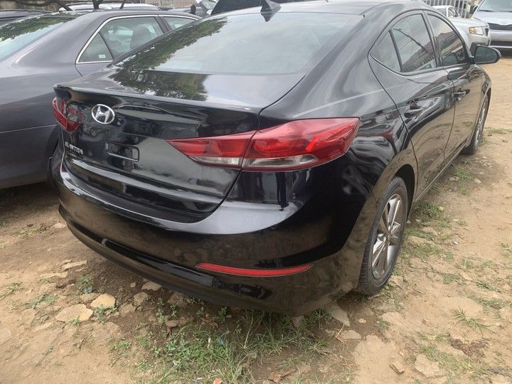 Hyundai Elantra • 2015 • 21 km 3