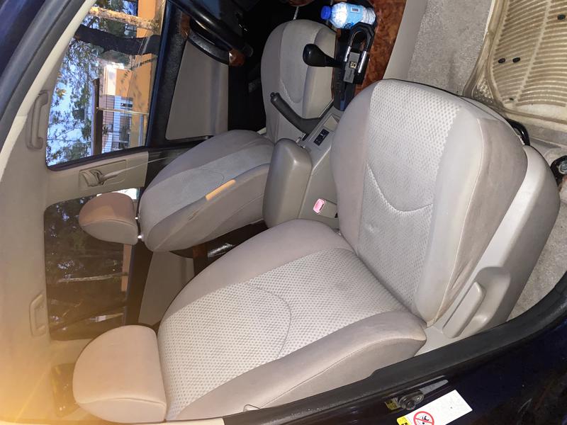 Toyota RAV4 • 2007 • 121,000 km 2