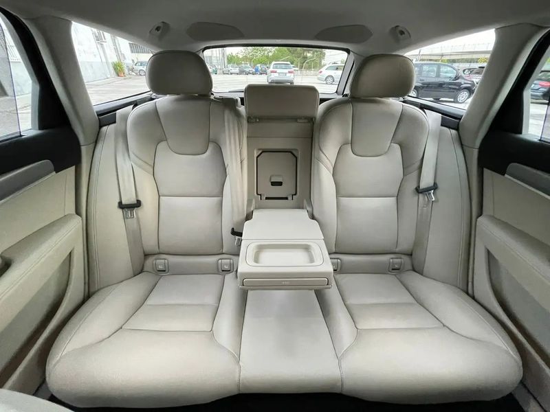 Volvo V90 • 2016 • 178,000 km 12