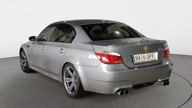 BMW M5 • 2005 • 128,313 km 3