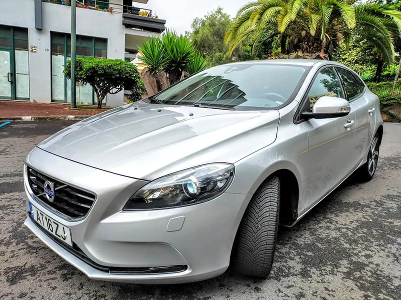 Volvo V40 • 2015 • 60,000 km 1