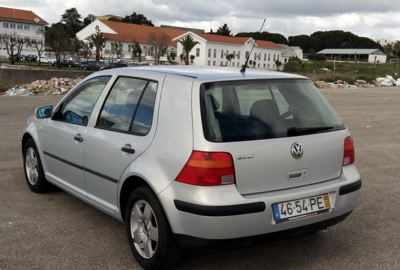 Volkswagen Golf • 2000 • 107,925 km 2