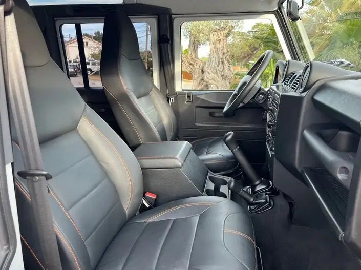 Land Rover Defender • 2014 • 98,000 km 4