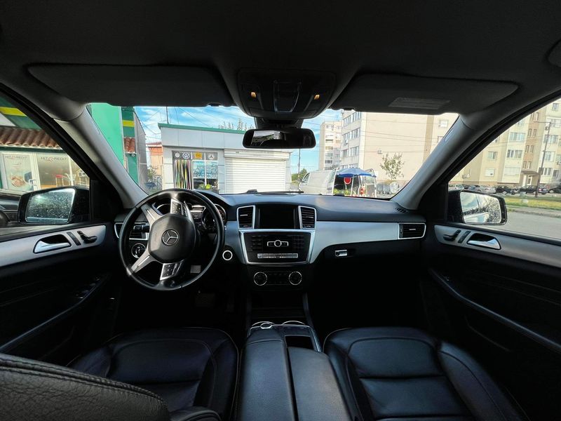 Mercedes-Benz ML350 • 2013 • 329,000 km 6