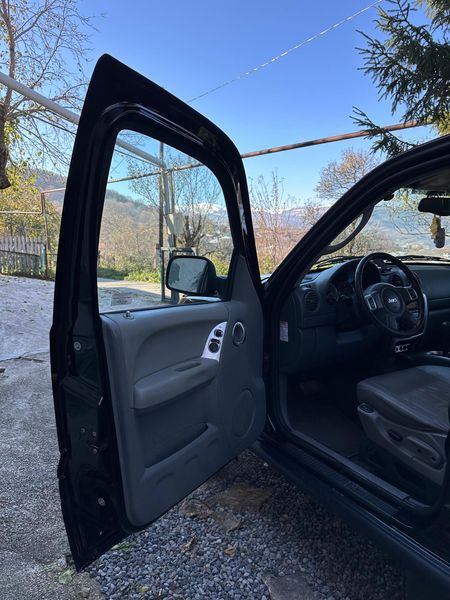 Jeep Cherokee • 2005 • 191,979 km 4