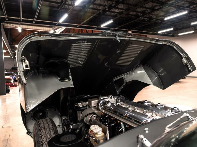 Jaguar E-PACE • 1967 • 42,690 km 43