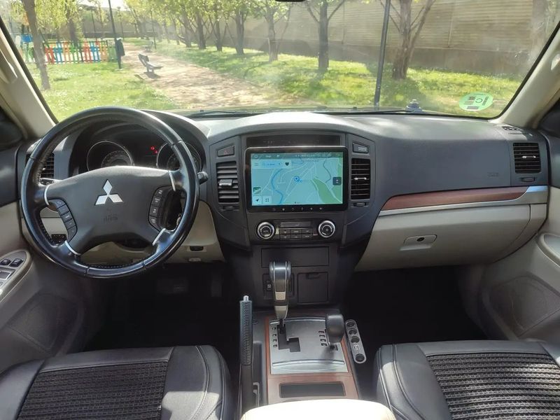 Mitsubishi Montero • 2009 • 155,000 km 4