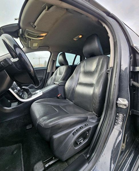 Volvo V60 • 2014 • 250,000 km 5