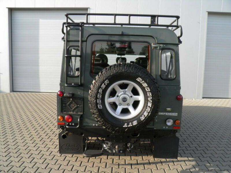 Land Rover Defender • 2010 • 93,000 km 9