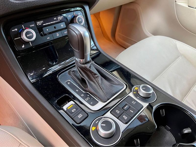 Volkswagen Touareg • 2016 • 107,588 km 5