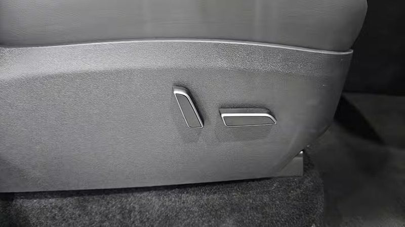 Tesla Model Y • 2024 • 7,925 km 14