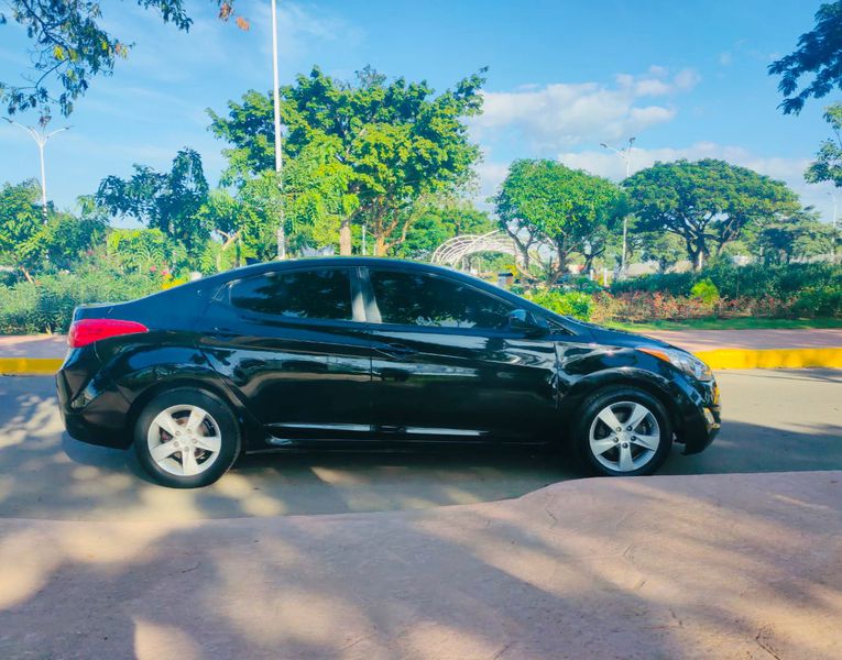 Hyundai Elantra • 2012 • 123,456 km 4
