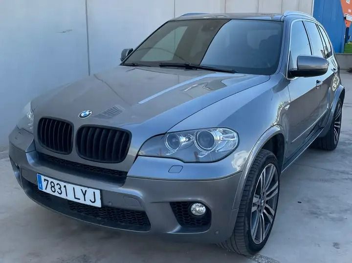 BMW X5 • 2012 • 275,966 km 2