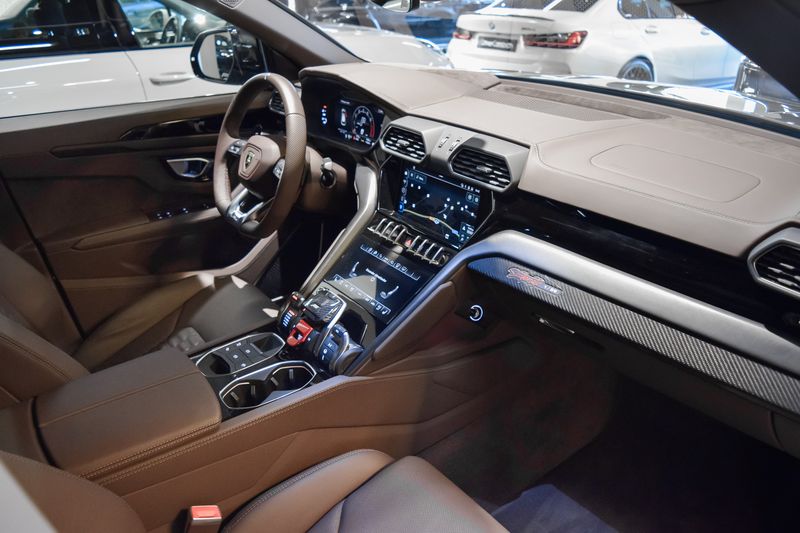 Lamborghini Urus • 2023 • 700 km 2
