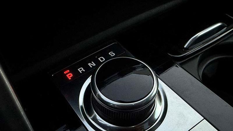 Land Rover Discovery • 2018 • 73,000 km 9