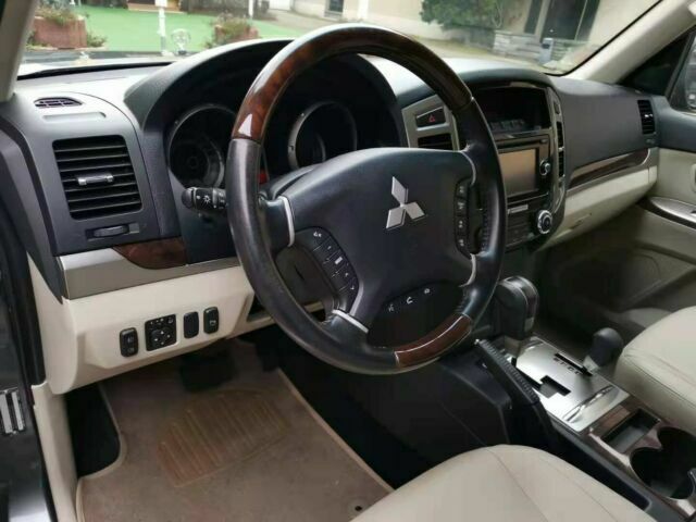 Mitsubishi Pajero • 2017 • 77,000 km 4