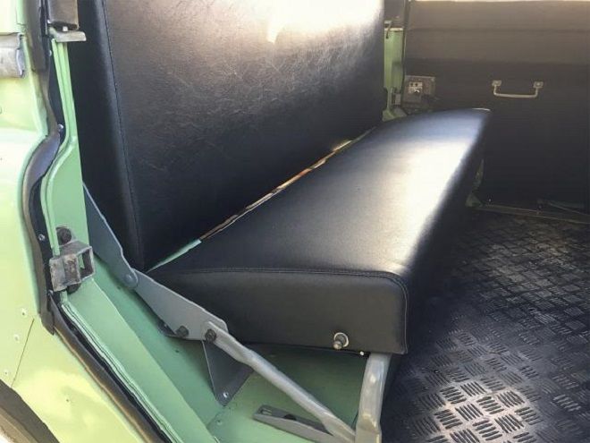 Land Rover Defender • 1971 • 118,000 km 9