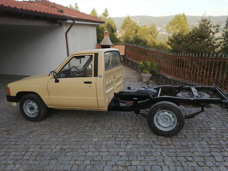 Toyota Hilux • 1988 • 346,000 km 3