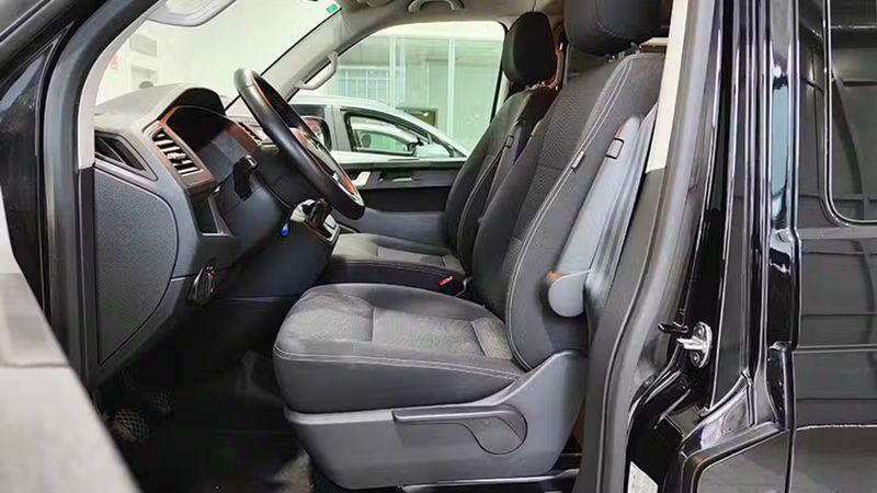 Volkswagen Multivan • 2019 • 121,103 km 2