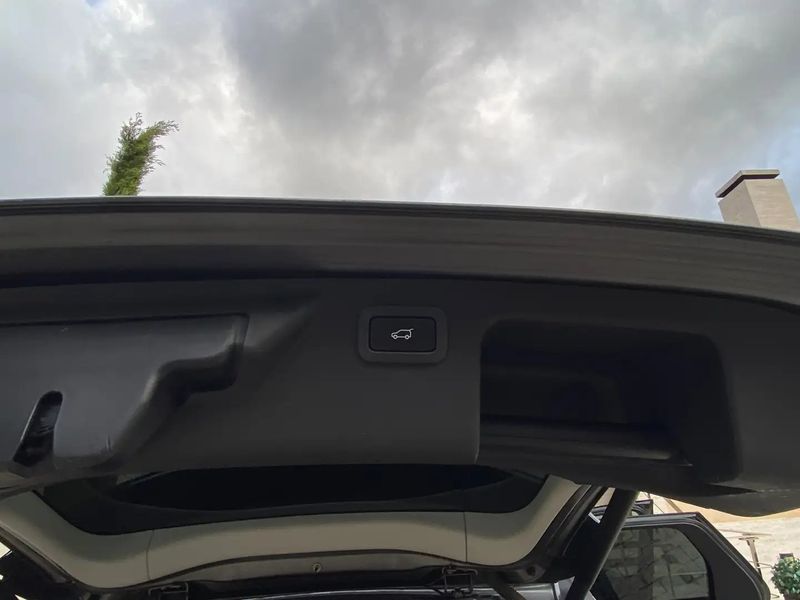 Land Rover Discovery • 2017 • 115,750 km 8